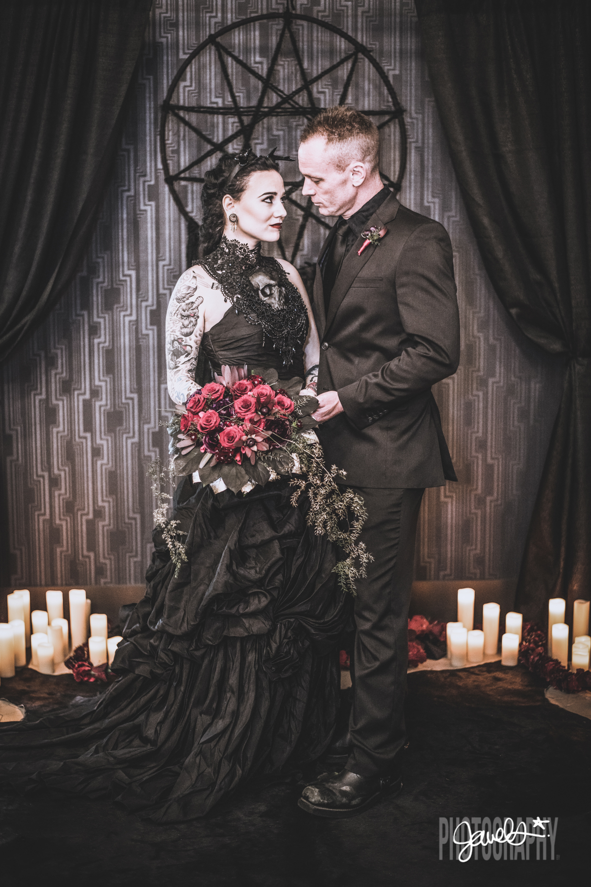 Гот свадьба. Невеста в готическом стиле. Свадьба в стиле Готика. Свадьба в вампирском стиле. Свадьба в современном готическом стиле.